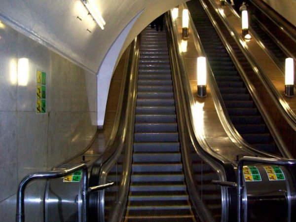 Приснилось метро. Ступеньки эскалатора. Метро площадь революции эскалатор. Эскалатор в метро. Ступени эскалатора метрополитена.