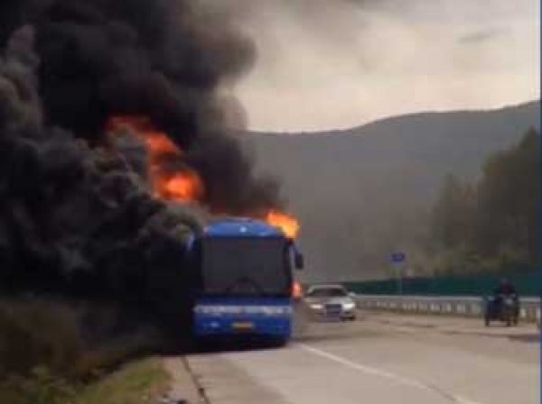 На границе Китая и России сгорел автобус с российскими туристами