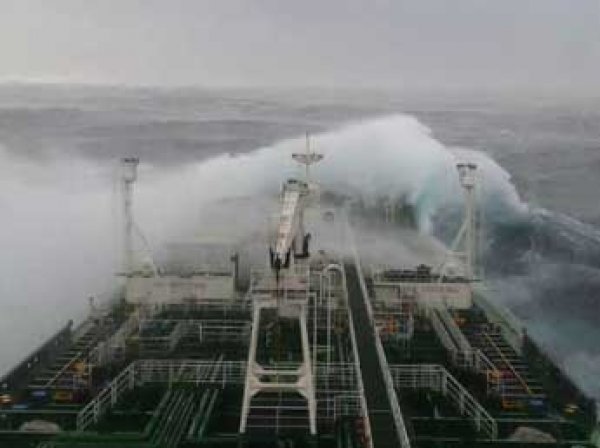 В Баренцевом море терпит бедствие норвежский катер с россиянами на борту