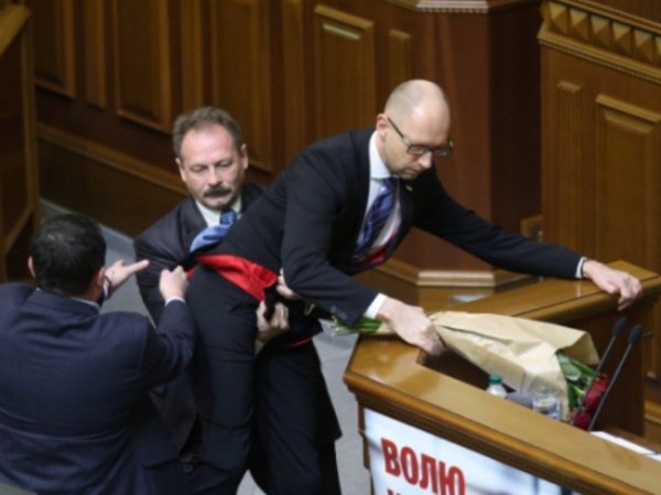 Депутаты Рады устроили драку во время выступления Яценюка (видео)