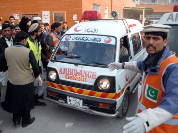 При взрыве автобуса в Пакистане погибли 15 человек