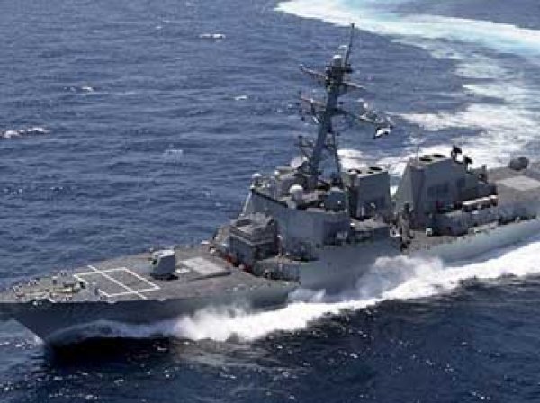 В СМИ попало ВИДЕО опасного сближения эсминца США с кораблем РФ