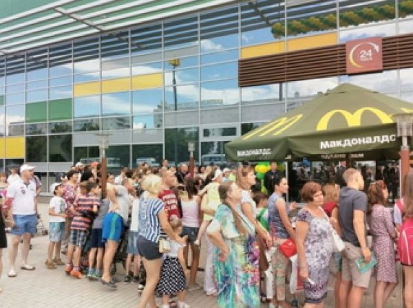 Открытие первого McDonald’s в Барнауле привело к давке желающих отведать фастфуда