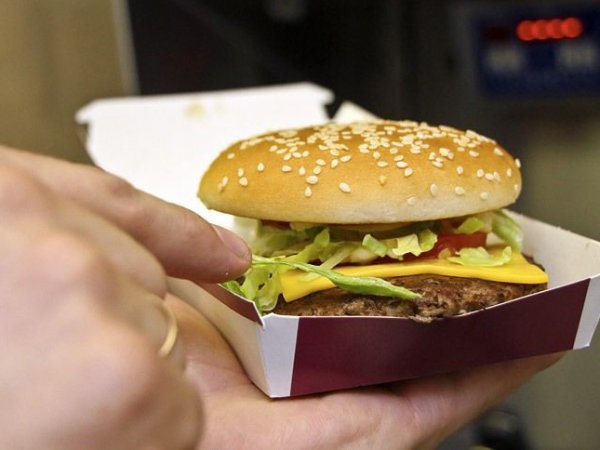 В США двум посетителям McDonald’s приготовили бургеры с червями