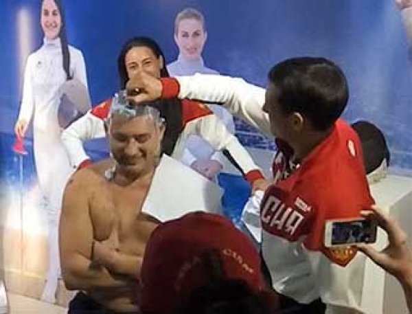 После победы на ОИ-2016 в Рио саблистки побрили наголо тренера сборной России по фехтованию (ВИДЕО)