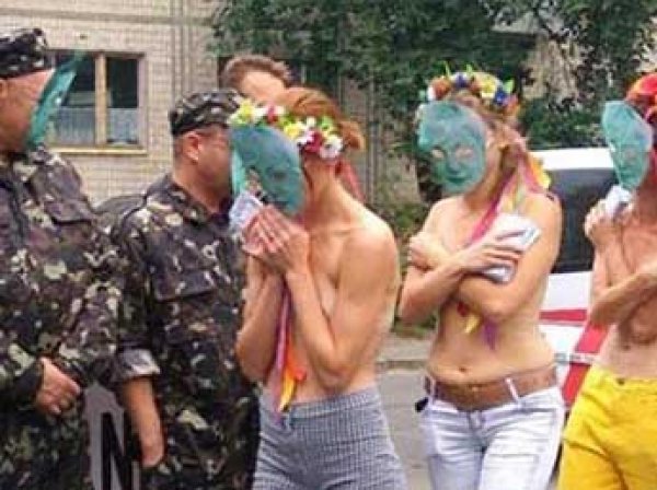 Полуголые активистки Femen забросали долларами посольство США в Киеве (ФОТО, ВИДЕО)