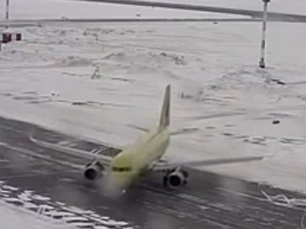 YouTube ВИДЕО шокирующего "дрифта" пассажирского самолета в аэропорту "Толмачево" появилось в Сети