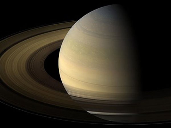 НАСА обнародовало ФОТО загадочных структур в кольцах Сатурна