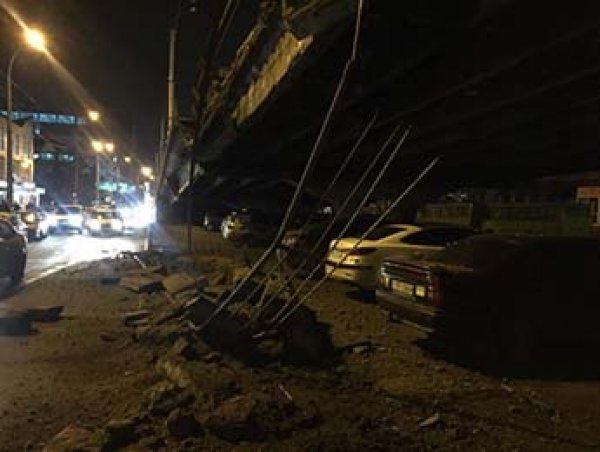 "Устал от времени": в Киеве обрушился мост, Кличко назвал причины (ВИДЕО)
