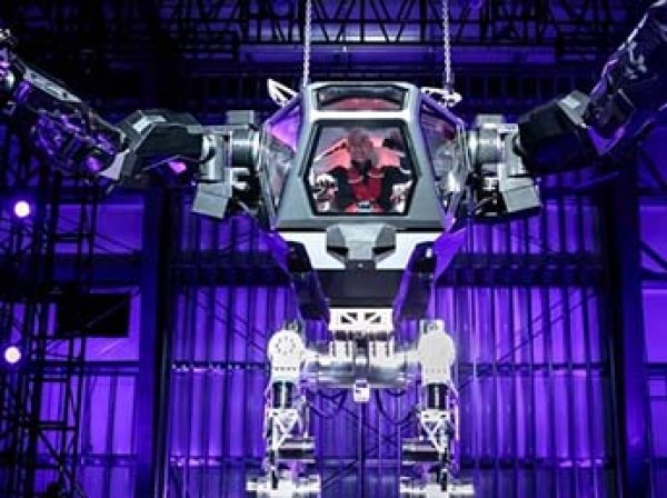 Глава Amazon испытал огромного человекоподобного робота (ВИДЕО)