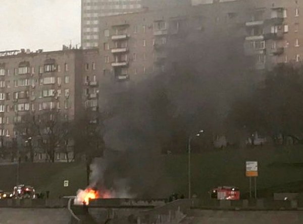 В Москве Maserati на скорости врезался в столб, водитель сгорел