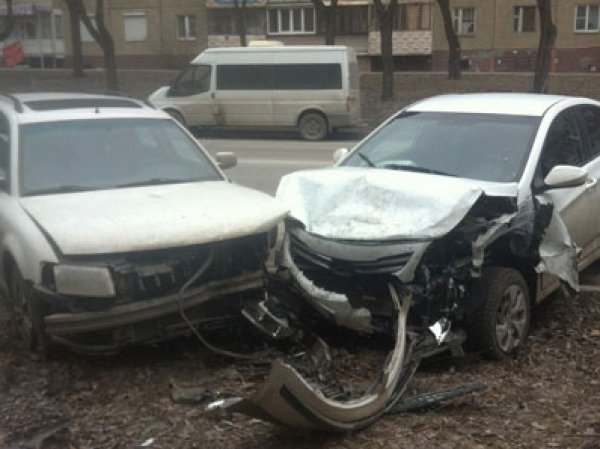 В Челябинске задержан водитель, повредивший 11 машин при выезде из двора