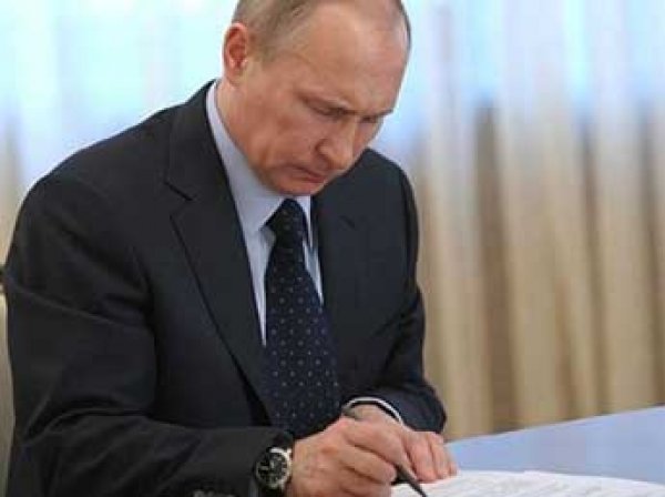 Путин подписал закон о тюрьме для дебоширов на транспорте