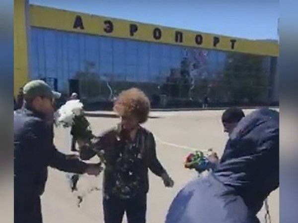 Напавшие на блогера Варламова в аэропорту Ставрополя попали на видео