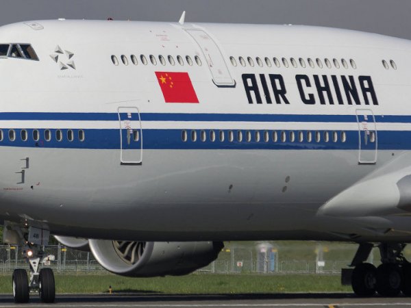 В Китае самолет приземлился с висящей на шасси сумкой (ФОТО)