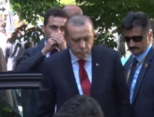 YouTube ВИДЕО: Эрдоган наблюдает за дракой у резиденции посла Турции в Вашингтоне