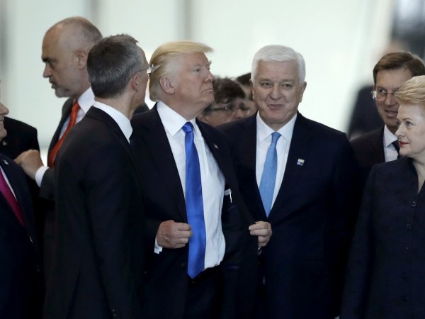 В Белом доме рассказали, почему Трамп оттолкнул премьера Черногории