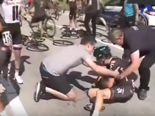 YouTube ВИДЕО: в Италии сопровождающий мотоцикл спровоцировал массовый завал на велогонке