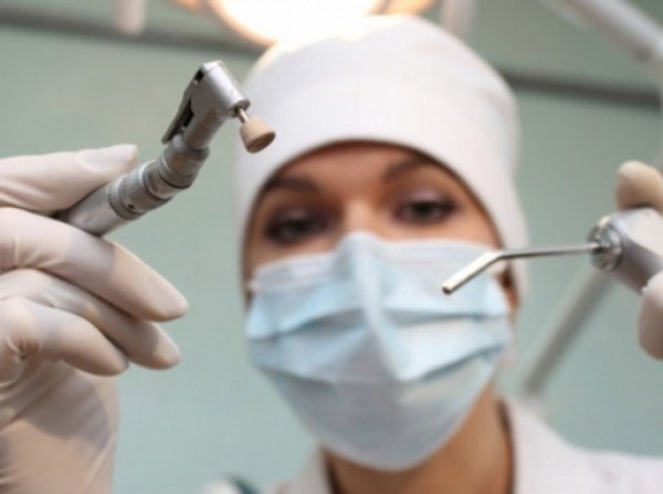 В Санкт-Петербурге стоматолог вырвал пациентке 22 здоровых зуба ради наживы