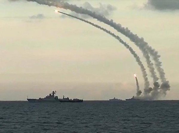 Опубликовано ВИДЕО ракетного удара по позициям ИГИЛ в Пальмире фрегатом и подлодкой РФ