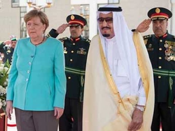 Меркель отказалась надеть хиджаб во время визита в Саудовскую Аравию