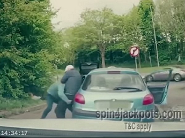 YouTube ВИДЕО: водителя-агрессора с битой отправили в нокаут после ДТП