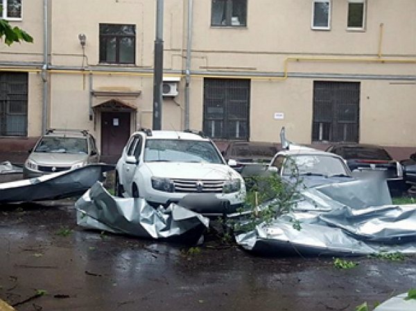 Башенный кран рухнул во время урагана в Люберцах