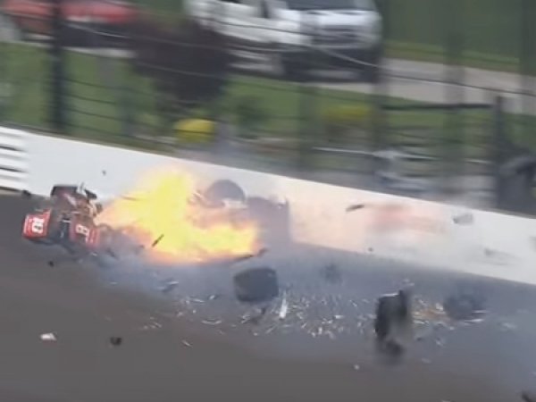 Французский автогонщик выжил после аварии на скорости 370 км/ч (ВИДЕО)