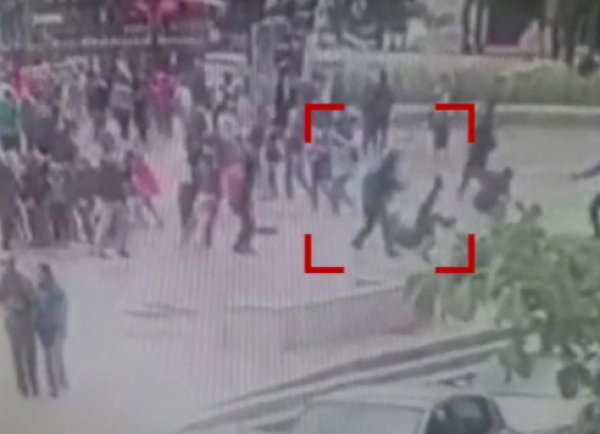 Видео нападения мужчины с молотком на полицейских возле Нотр-Дарм-де-Пари появилось в Сети