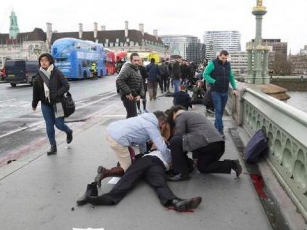 Футбольный фанат без оружия дал отпор трем террористам во время атаки в Лондоне (ФОТО)