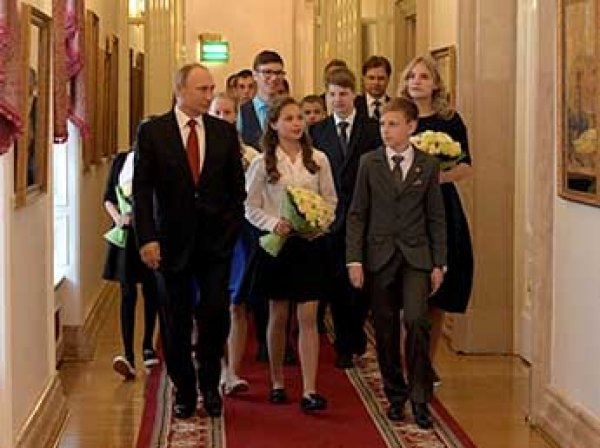 Путин показал школьникам свой кабинет в Кремле (ВИДЕО)