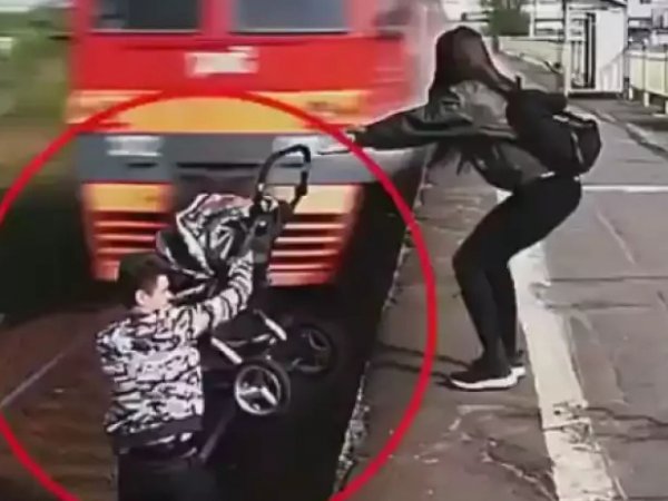 YouTube обсуждает ВИДЕО спасения младенца в коляске из-под колес поезда