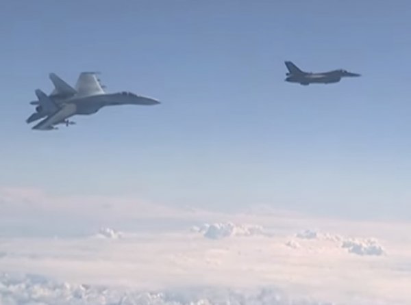 На YouTube попало ВИДЕО с Су-27, который "отогнал" истребитель НАТО от самолета Шойгу