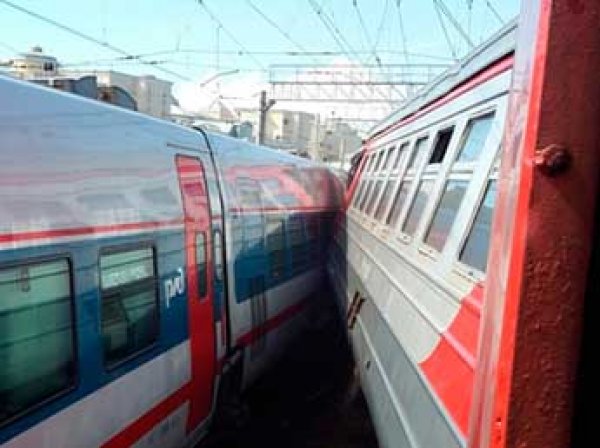 Поезд столкнулся с электричкой на Курском вокзале в Москве: есть пострадавшие (ВИДЕО)