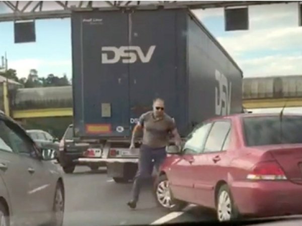 YouTube позабавило ВИДЕО, как на МКАД "Ягуар" "сбежал" от нахального водителя