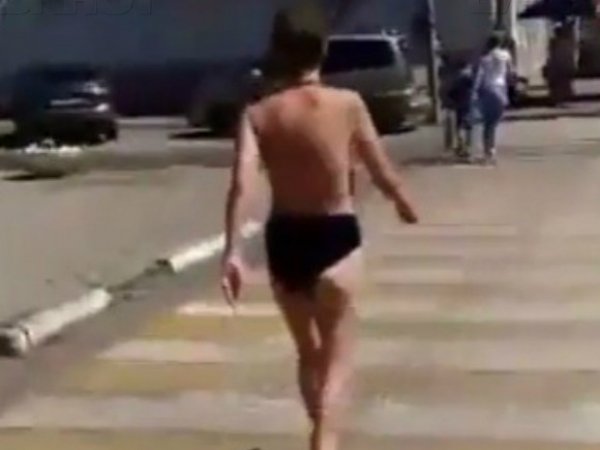 На YouTube выложили ВИДЕО прогулки полуголой женщины по центру Новочеркасска