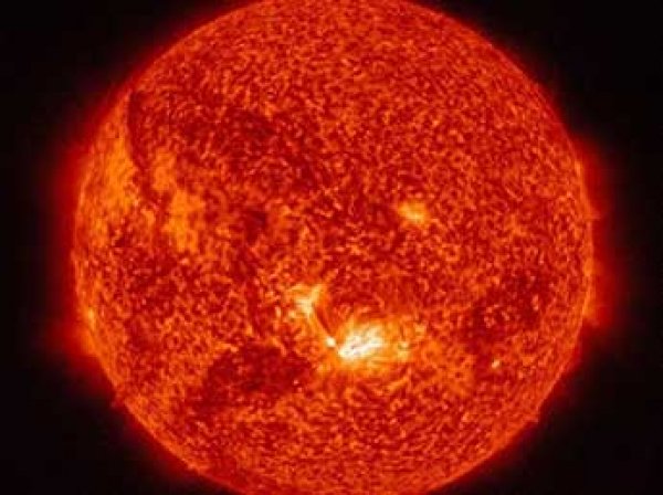 NASA заметило огромное пятно на Солнце размером с Землю (ВИДЕО)