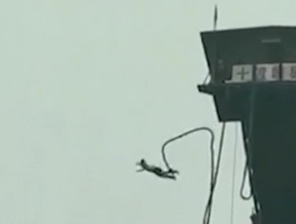 На YouTube попало видео, как школьница сорвалась с 50-метровой тарзанки в Китае