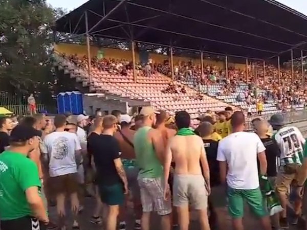 Украинские футбольные фанаты устроили драку в Мариуполе из-за российского флага