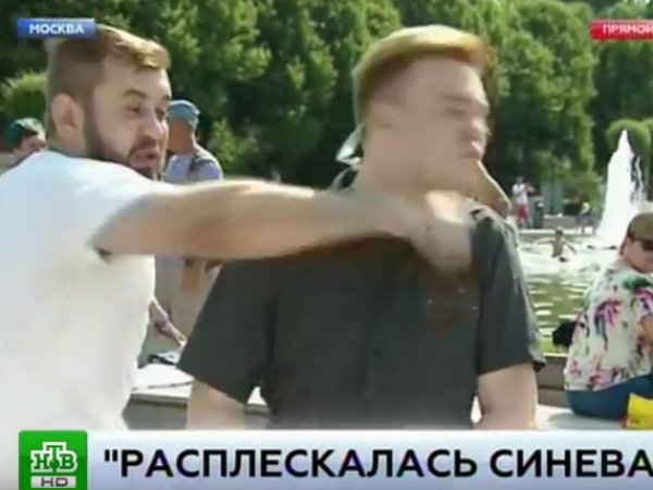 "Расплескалась синева": в День ВДВ пьяный мужчина побил журналиста НТВ в прямом эфире