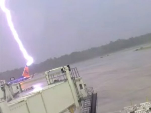 На YouToube попало ВИДЕО момента удара молнии в сотрудника аэропорта во Флориде
