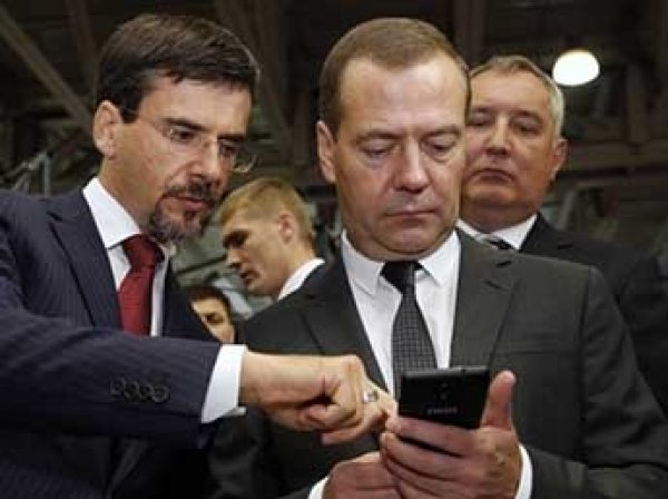 Медведеву на выставке "Импортозамещение" подарили российский телефон, который "не отключат"