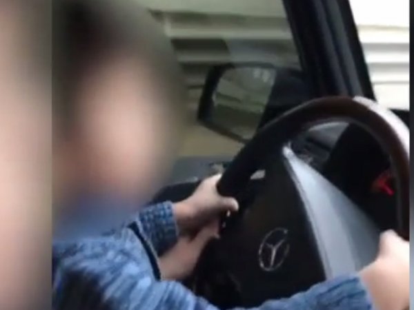Полиция проверяет видео с четырехлетним ребенком за рулем на МКАД