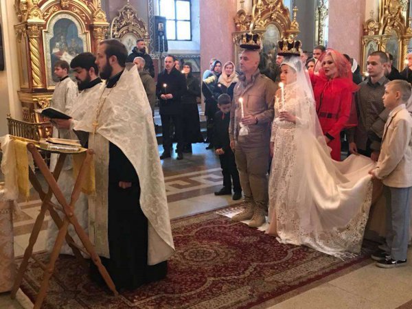 Захар Прилепин обвенчался с женой в Донецке после 20 лет брака