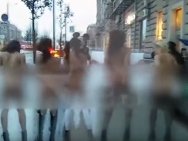 В Москве голые активистки устроили акцию у посольства США в поддержку Вайнштейна