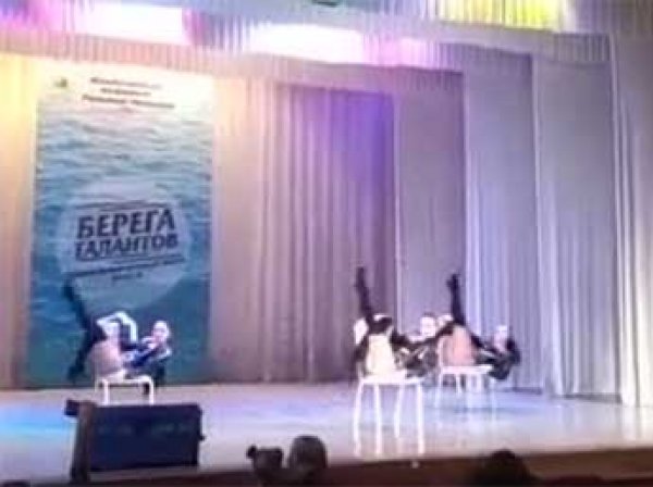 В Таганроге на детском конкурсе талантов показали номер со стрип-пластикой