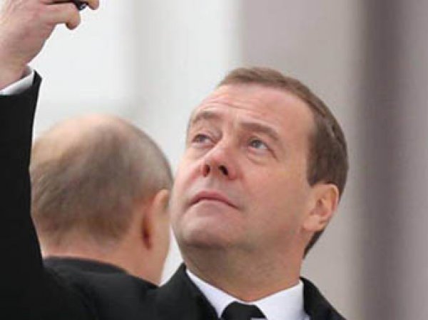 Медведев приехал в мужской монастырь с новым iPhone X
