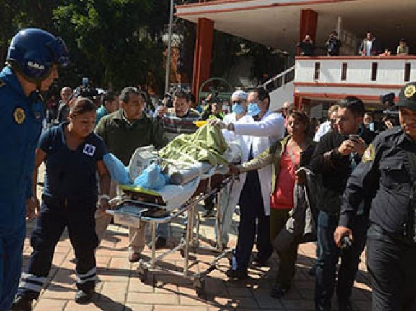 Туристический автобус попал в ДТП в Мексике: 15 человек погибли