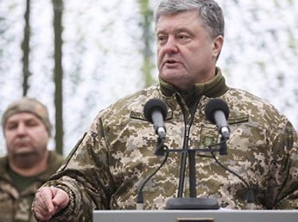 Солдат почетного караула упал в обморок во время речи Порошенко