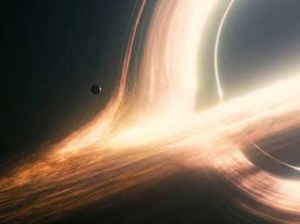 Астрономы впервые заглянули за черную дыру и показали странные фото